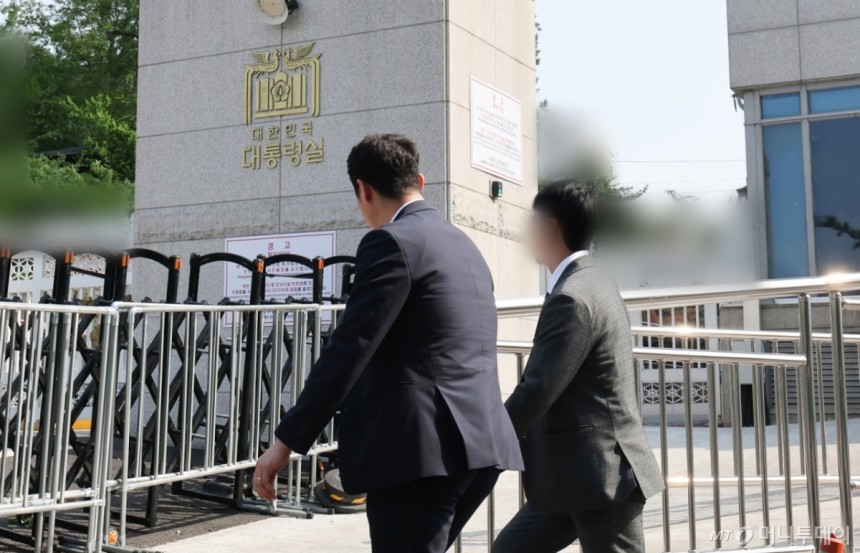 (서울=뉴스1) 허경 기자 = 해병대원 순직사건 수사외압 의혹을 수사 중인 고위공직자범죄수사처(공수처) 수사관들이 대통령비서실과 국가안보실에 대한 압수수색을 시도하기 위해 7일 서울 용산구 대통령실 민원실 출입구로 