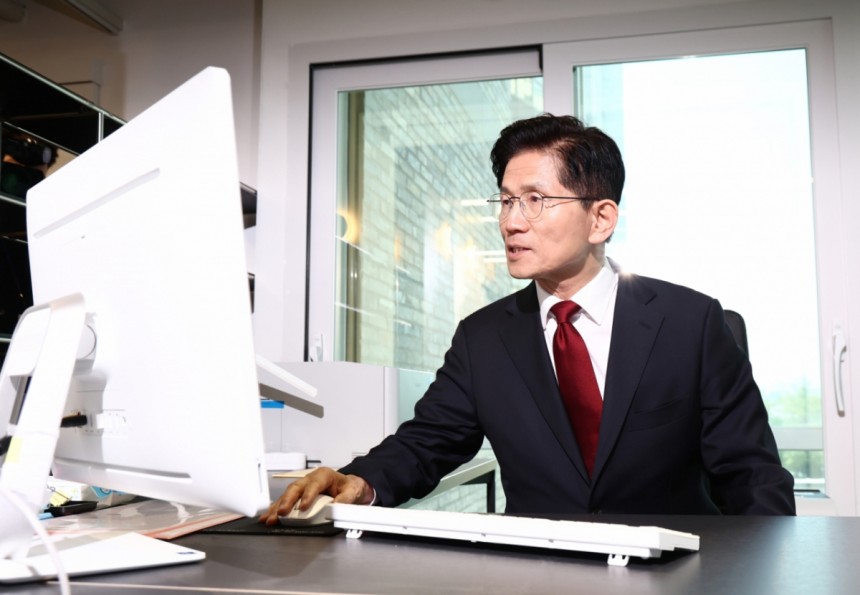 김문수 국민의힘 대통령 후보가 8일 오후 서울 여의도 중앙당사에 마련된 후보실에서 업무를 보고 있다./사진=뉴스1
