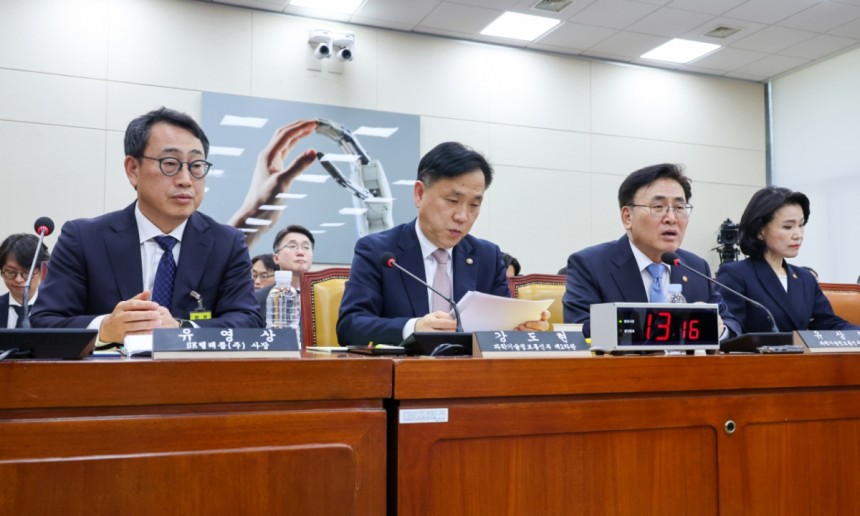 유상임 과학기술정보통신부 장관(오른쪽에서 2번째)이 8일 오후 국회 과학기술정보방송통신위원회에서 열린 SK텔레콤 해킹 관련 청문회에 출석해 의원 질의에 답하고 있다.왼쪽부터 유영상 SK텔레콤 대표이사,강도현 과기