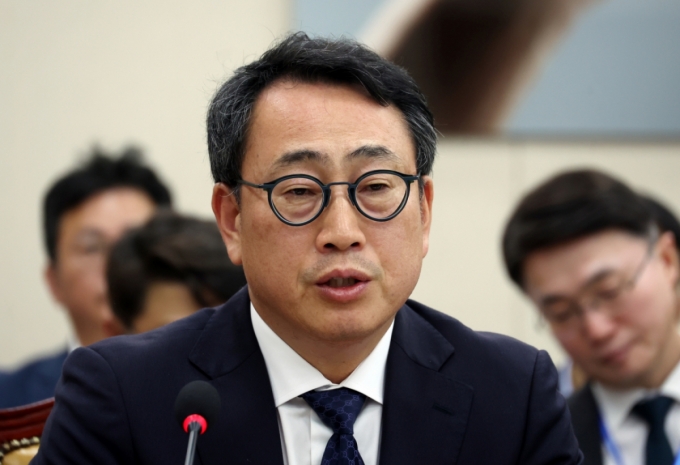 8일 서울 여의도 국회에서 열린 과학기술정보방송통신위원회 전체회의 SK텔레콤 해킹 관련 청문회에서 유영상 SKT 사장이 의원 질의에 답하고 있다./사진=뉴시스