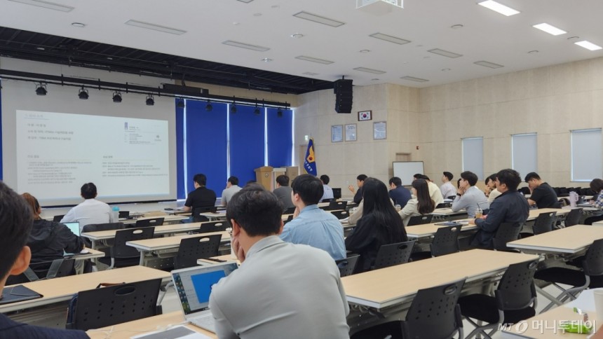  경기북부경찰청은 8일 '가상자산 수사 실무 역량 강화 워크숍'을 진행했다.8일 오전 경기북부청 별관 교육장에 경찰 수사관 50여명이 자리한 모습./사진=김미루 기자.