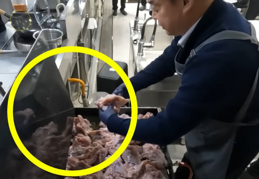 백종원 더본코리아 대표가 별도의 검증 없이 '닭뼈 튀김 조리기구'를 가맹점에 공급했다는 의혹에 대해 경찰이 내사에 착수했다./사진=백종원 유튜브 채널 갈무리