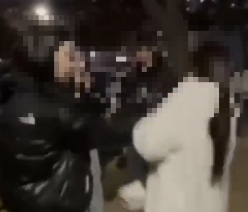 경찰이 '인천 여중생 학폭 영상' 사건에 대한 본격적인 수사에 나선 가운데 가해 여중생으로 추정되는 인물의 사과문이 논란이다.작성자는 "반성한다"면서도 "개인정보 유출 시 고소할 것"이라고 했다./사진=SNS 갈무