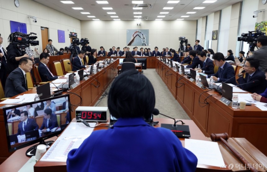 [서울=뉴시스] 고승민 기자 = 8일 서울 여의도 국회에서 열린 과학기술정보방송통신위원회 전체회의에서 최민희 위원장이 회의를 주재하고 있다.2025.05.08./사진=고승민