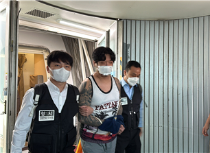서울경찰청 광역수사단 금융범죄수사대가 태국 현지에서 투자리딩방 사기범죄단체 조직원을 검거해 국내로 송환하는 모습이다./사진=서울경찰청 광역수사단 제공.