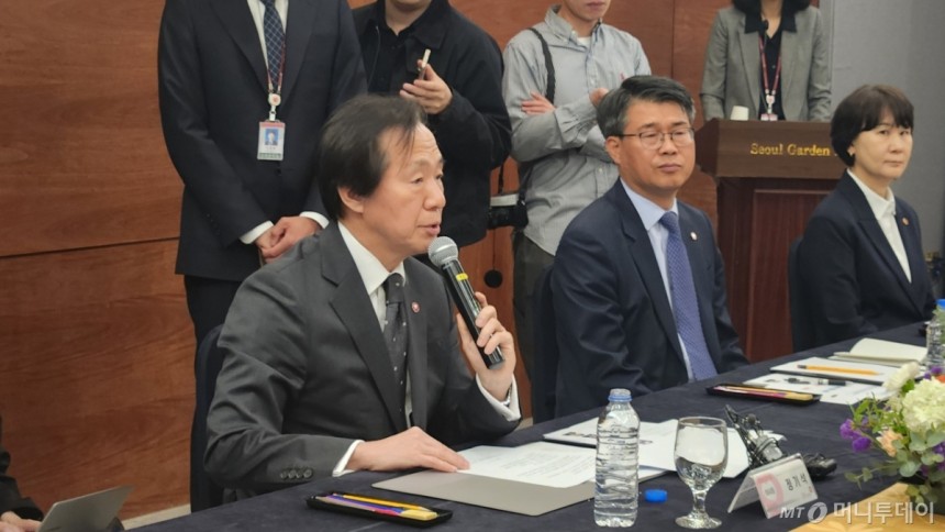 정기석 국민건강보험공단 이사장이 9일 서울가든호텔에서 개최된 '2026년도 요양급여비용 계약 이사장-의약단체장 합동간담회'에서 발언하고 있다./사진= 박미주 기자