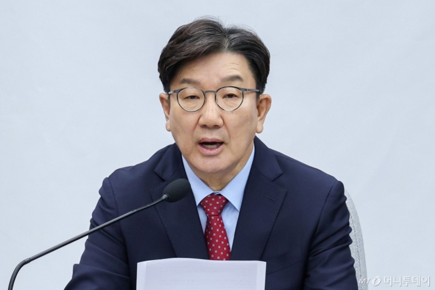 (서울=뉴스1) 안은나 기자 = 권성동 국민의힘 원내대표가 9일 오전 서울 여의도 국회에서 열린 원내대책회의에 참석해 모두 발언하고 있다.2025.5.9/뉴스1 Copyright (C) 뉴스1.All right