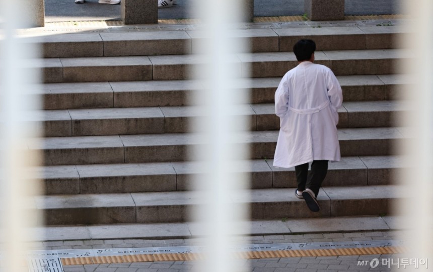 [서울=뉴시스] 황준선 기자 = 교육부와 각 의대가 제시한 미복귀 의대생에 대한 유급·제적 처분 확정일인 7일 서울 시내 한 의과대학에서 의료진이 이동하고 있다.수업 참여 의사를 밝히지 않은 의대생들의 유급이 확