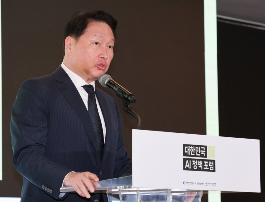 (서울=뉴스1) 허경 기자 = 최태원 대한상공회의소 회장이 9일 서울 중구 롯데호텔 에서 열린 대한민국 AI정책 포럼에서 개회사를 하고 있다.2025.5.9/뉴스1 Copyright (C) 뉴스1.All rig