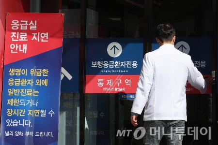의정갈등 만 1년을 하루 앞둔 5일 서울의 한 대학병원에서 의료진 응급실로 향하고 있다./사진=(서울=뉴스1) 신웅수 기자