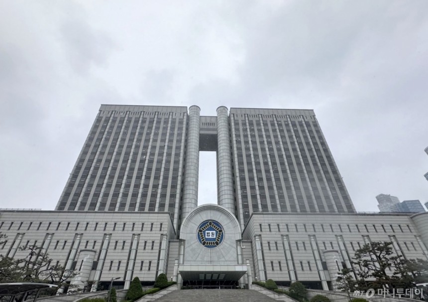 [서울=뉴시스] 전병훈 기자 = 전국 법관 대표들이 9일 더불어민주당 이재명 대선 후보의 대법원 파기환송심 판결에서 비롯된 법원 안팎의 논란을 다루기 위해 전국법관대표회의 임시회에 참석할 예정이다.사진은 서울 서초