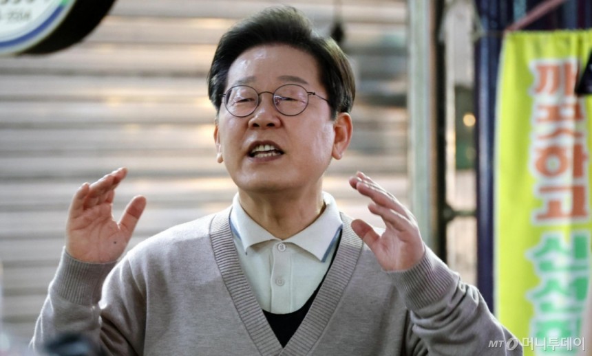 [영천=뉴시스] 조성우 기자 = 민심을 청취하는 '경청 투어'에 나선 이재명 더불어민주당 대선후보가 9일 경북 영천시 영천공설시장에서 즉흥 연설을 하고 있다.2025.05.09.