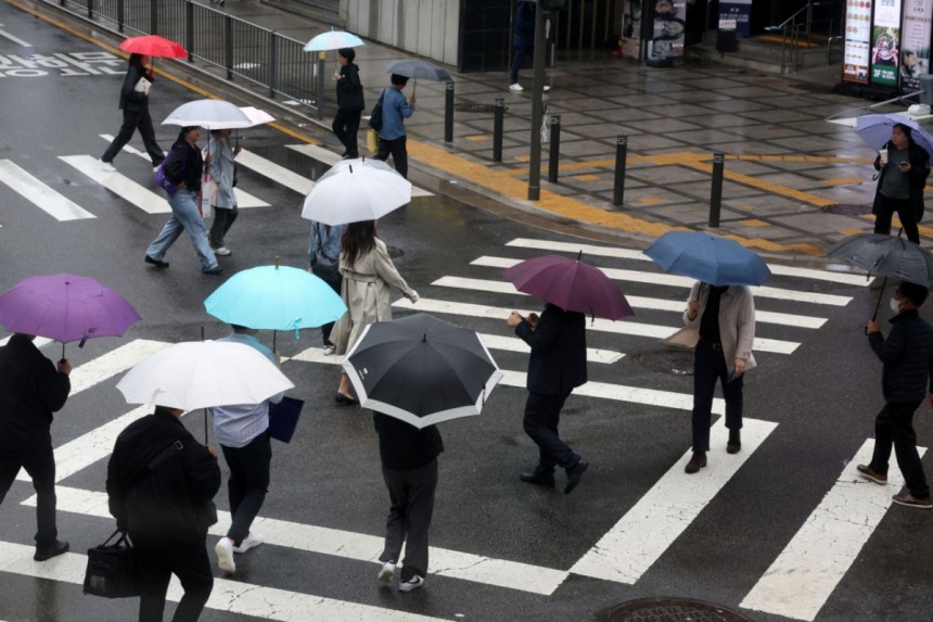 토요일인 10일 전국에서 흐린 하늘이 보이고 일부 지역에선 비가 내리겠다./사진=뉴시스 