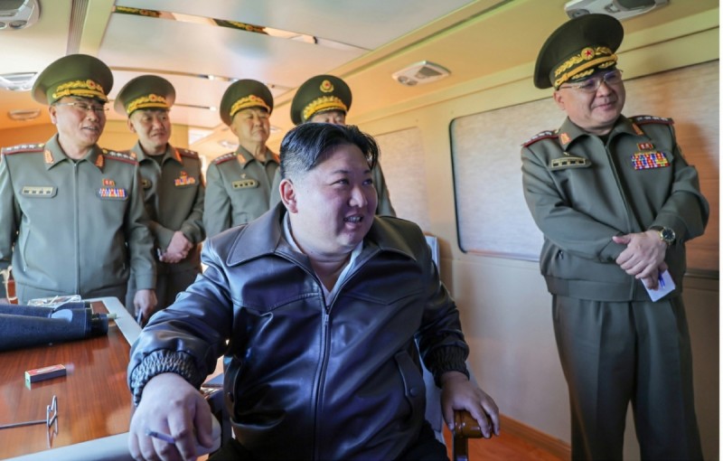 <b>김정은</b>, 전승절 러 <b>대사관 방문</b>…딸 김주애도 대동
