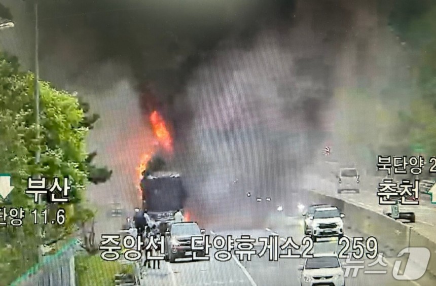 충북 단양군 단양휴게소 인근 고속도로를 달리던 버스에서 화재가 발생,승객들이 대피하는 소동이 벌어졌다./사진=뉴스1(단양소방서 제공) 
