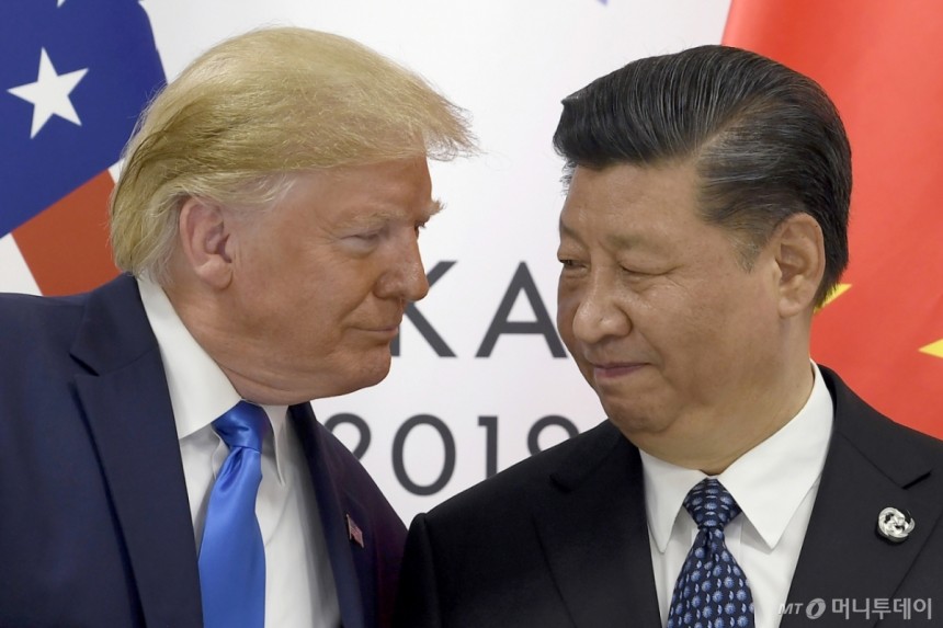 2019년 일본 오사카에서 열린 G20 정상회담에서 도널드 트럼프 미국 대통령(왼쪽)이 시진핑 중국 국가주석과 회담하고 있다./오사카(일본) AP=뉴시스