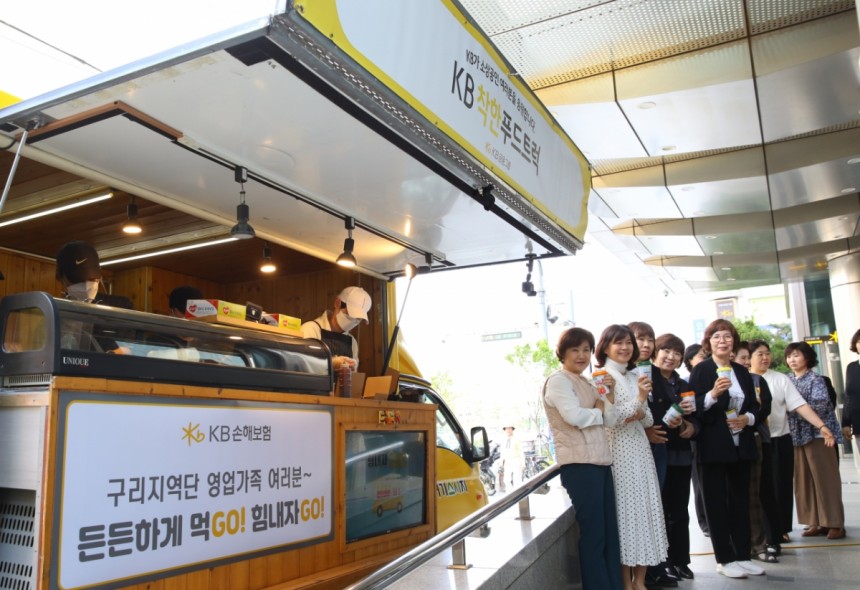 윤대현씨는 지난 7일 경기 구리에 있는 KB손해보험 사옥을 찾아 푸드트럭을 운영했다.이날 KB손해보험이 직원에게 무료로 초밥을 지원해 윤씨가 준비한 물량은 모두 동이 났다./사진제공=KB금융그룹