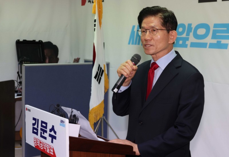 <b>김문수</b>, 남부지법에 '<b>후보</b> 선출 취소' 정지 <b>가처분</b> 신청