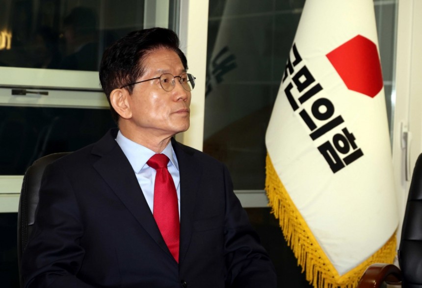 김문수 국민의힘 대선후보가 10일 오전 서울 여의도 국민의힘 중앙당사 대통령후보실에서 캠프 관계자들과 대책회의를 하기 전 잠시 생각에 잠겨 있다./사진=뉴시스 