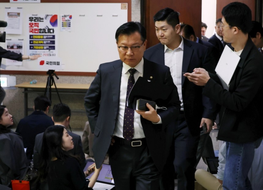 국민의힘 선거관리위원장으로 위촉된 이양수 사무총장이 지난 7일 서울 여의도 국회에서 회의를 끝내고 회의실을 나서고 있다./사진=뉴시스