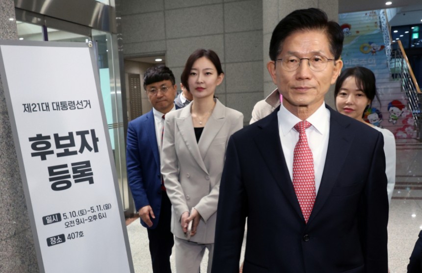  김문수 국민의힘 대통령 후보가 11일 오전 경기도 과천 중앙선거관리위원회에서 제21대 대통령 선거 후보 등록을 마친 뒤 자리를 뜨고 있다./사진=뉴스1.