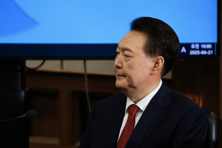 12·3 비상계엄을 선포해 내란 우두머리 혐의로 재판에 넘겨진 윤석열 전 대통령이 지난달 21일 오전 서울 서초구 서울중앙지법 417호 법정에 앉아 재판 시작을 기다리고 있다./사진=뉴시스