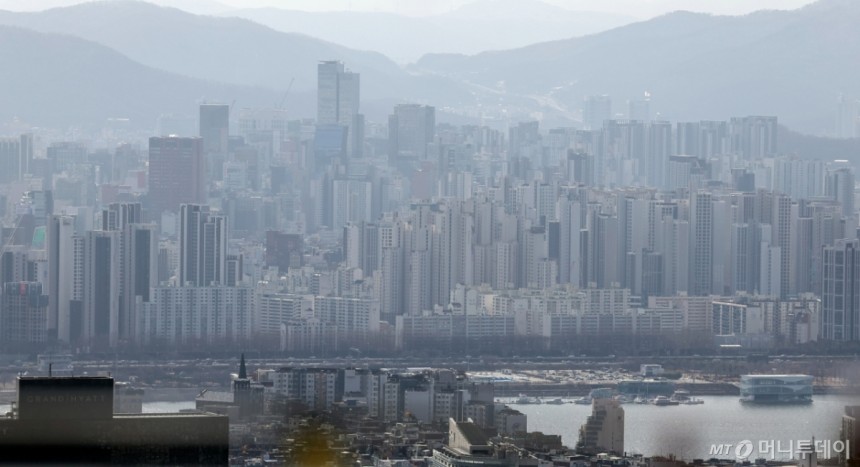(서울=뉴스1) 김성진 기자 = 지난 1월 서울 전체 아파트 평균 가격이 역대 최고치를 찍었다.강남권과 한강벨트 같은 '1급지' 지역의 가격 상승이 전체 아파트 가격을 끌어올린 것으로 보인다.2일 부동산R114