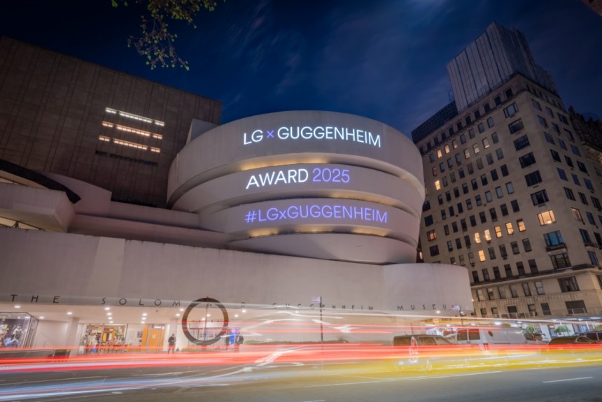 지난 8일(현지시간) 미국 뉴욕 구겐하임 뮤지엄 외벽에 'LG 구겐하임 어워드'를 기념하는 프로젝션이 투사되고 있다./사진제공=LG