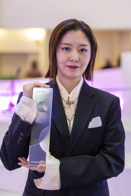 제3회 LG 구겐하임 어워드 수상자인 김아영 작가가 상패를 들어보이고 있다./사진제공=LG