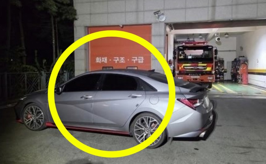 119 안전센터 앞을 가로막은 채로 수시간 동안 사라졌던 운전자가 경찰에 출석해 음주운전을 했다고 시인했다.사진은 당시 방치된 A씨 차량/사진제공=김포경찰서