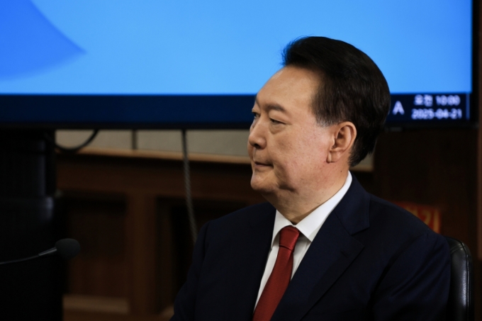 12·3 비상계엄을 선포해 내란 우두머리 혐의로 재판에 넘겨진 윤석열 전 대통령이 지난달 21일 오전 서울 서초구 서울중앙지법 417호 법정에 앉아 재판 시작을 기다리고 있다./사진=뉴시스