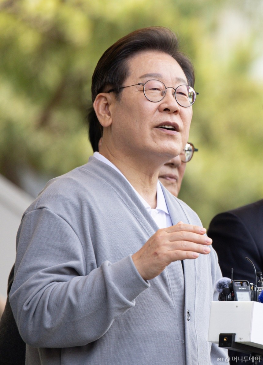 (강진=뉴스1) 이재명 기자 = 경청투어에 나선 이재명 더불어민주당 대통령 후보가 11일 오후 전남 해남군 군민광장 야외공연장에서 연설을 하고 있다.2025.5.11/뉴스1 Copyright (C) 뉴스1.Al