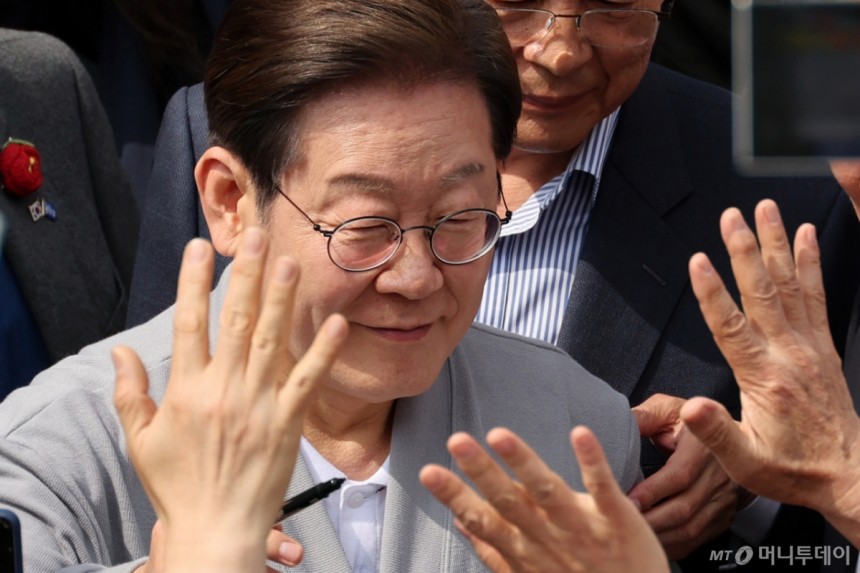 민심을 청취하는 '경청 투어'에 나선 이재명 더불어민주당 대선후보가 11일 전남 영암군 학산면 독천 낙지거리에서 주민들에게 인사하고 있다.2025.05.11./사진=뉴시스