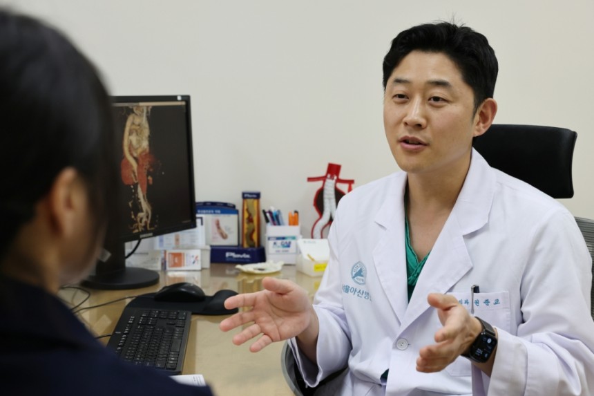 서울아산병원 혈관외과 권준교 교수가 심혈관질환 환자를 진료하고 있다./사진=서울아산병원