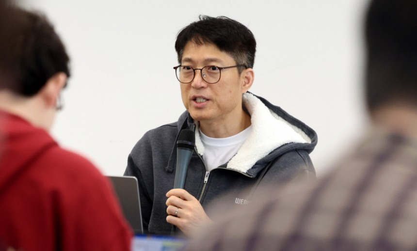김석환 위믹스 재단 대표가 지난 3일 오전 경기 성남시 판교 테크원타워에서 열린 '국내 가상자산 거래소의 위믹스 상장폐지 결정'과 관련 긴급 기자간담회에서 발언하고 있다./사진=뉴시스