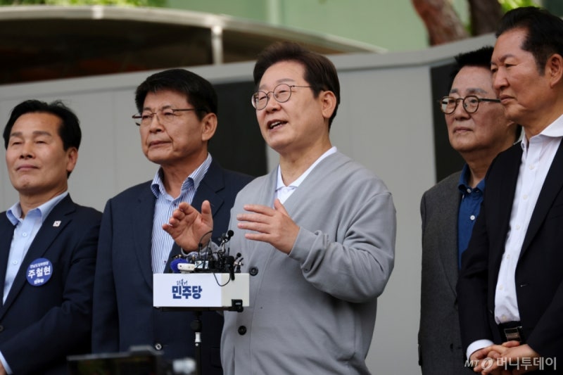 "4.5일제 도입·18세까지 아동수당·세종 행정수도"...<b>이재명</b>의 <b>10대 공약</b>