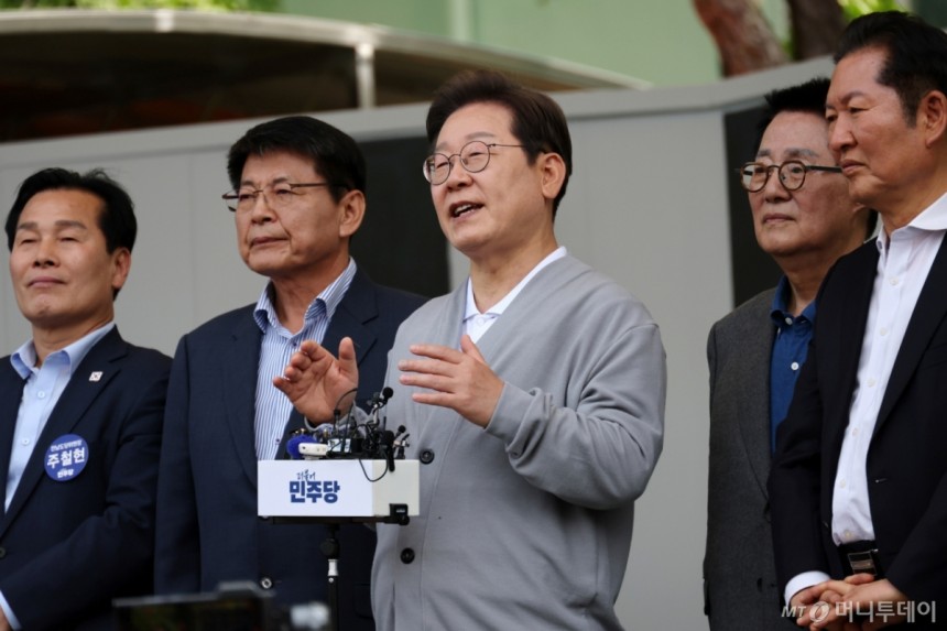 4.5일제 도입·18세까지 아동수당·세종 행정수도...이재명의 10대 공약
