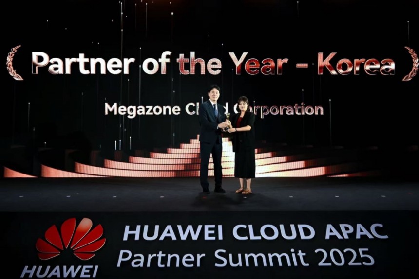 ’HUAWEI CLOUD APAC PARTNER SUMMIT 2025’올해의 파트너 시상식에서 메가존클라우드 선종윤 그룹장(왼쪽)이 화웨이 클라우드 코리아 파트너 디렉터 에리카 임으로부터 트로피를 받고 있다./ 