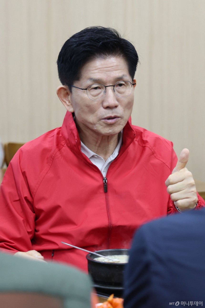 [서울=뉴시스] 권창회 기자 = 제21대 대통령선거 공식 선거운동 첫날인 12일 오전 김문수 국민의힘 대선 후보가 서울 송파구 가락시장을 방문해 순대국밥을 먹으며‘엄지척‘을 하고 있다.2025.05.12.kch