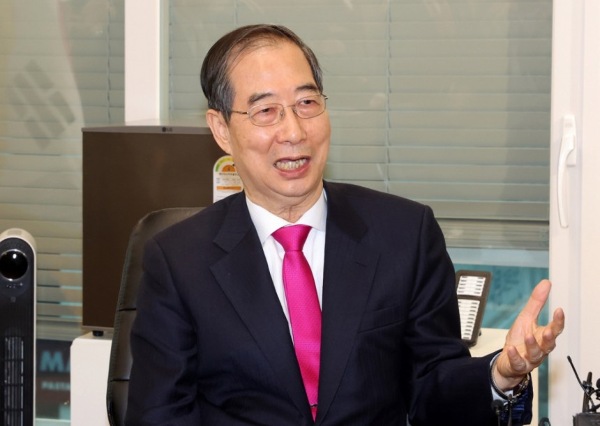(서울=뉴스1) 이광호 기자 = 한덕수 전 국무총리가 11일 서울 여의도 국민의힘 대선후보 사무실에서 김문수 국민의힘 대선후보와 회동을 하고 있다.(공동취재) 2025.5.11/뉴스1 Copyright (C) 뉴