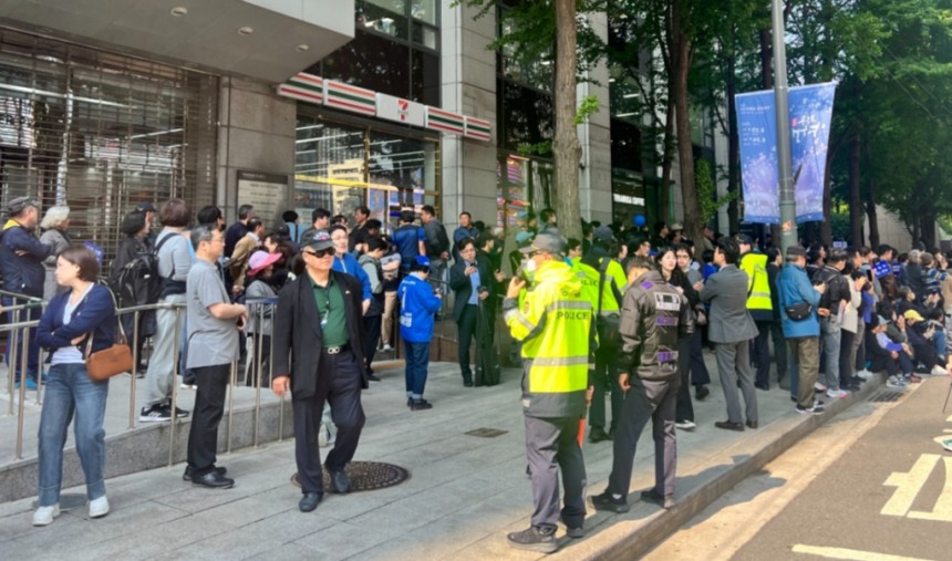 제21대 대통령 선거를 앞두고 12일 서울 중구 광화문 청계광장에는 이재명 대선 후보자의 첫 선거 운동을 보러온 시민들로 가득했다.곳곳에 경찰관이 배치돼 만일의 상황에 대비했다./사진=민수정 기자.