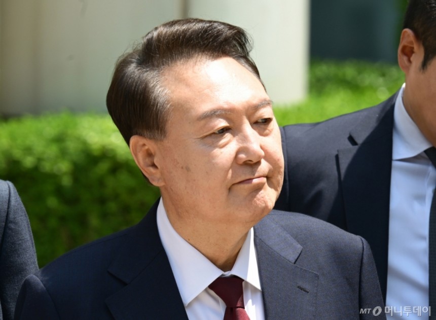 12·3 비상계엄 사태와 관련해 내란 우두머리 혐의 등으로 기소된 윤석열 전 대통령이 12일 서울 서초구 서울중앙지방법원에서 열린 3차 공판에서 오전 공판을 마치고 법원을 나서고 있다.2025.5.12/사진=뉴스1