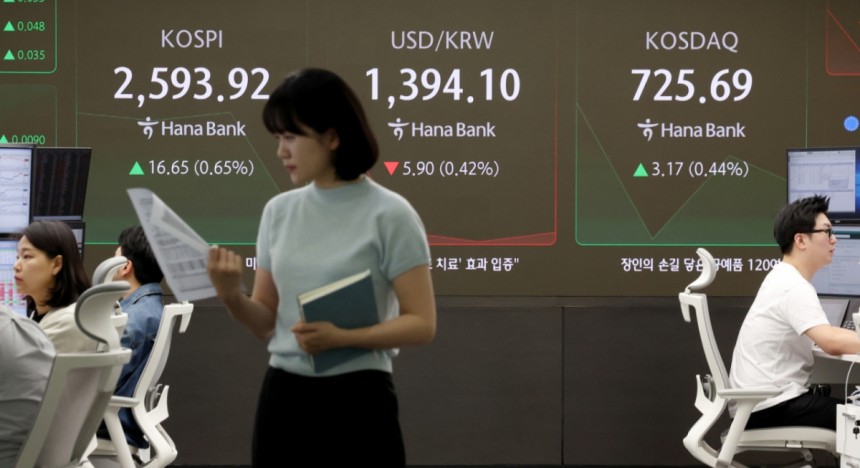 12일 서울 중구 하나은행 딜링룸에서 딜러들이 업무를 보고 있다.코스피는 전 거래일(2577.27)보다 16.67포인트(0.65%) 상승한 2593.94에,코스닥 지수는 전 거래일(722.52)보다 1.95