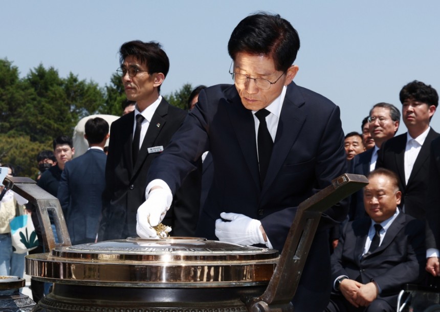 (대전=뉴스1) 김민지 기자 = 김문수 국민의힘 대통령 후보가 12일 대전 유성구 국립대전현충원 현충탑에서 분향하고 있다. 2025.5.12/뉴스1 Copyright (C) 뉴스1. All rights reserv