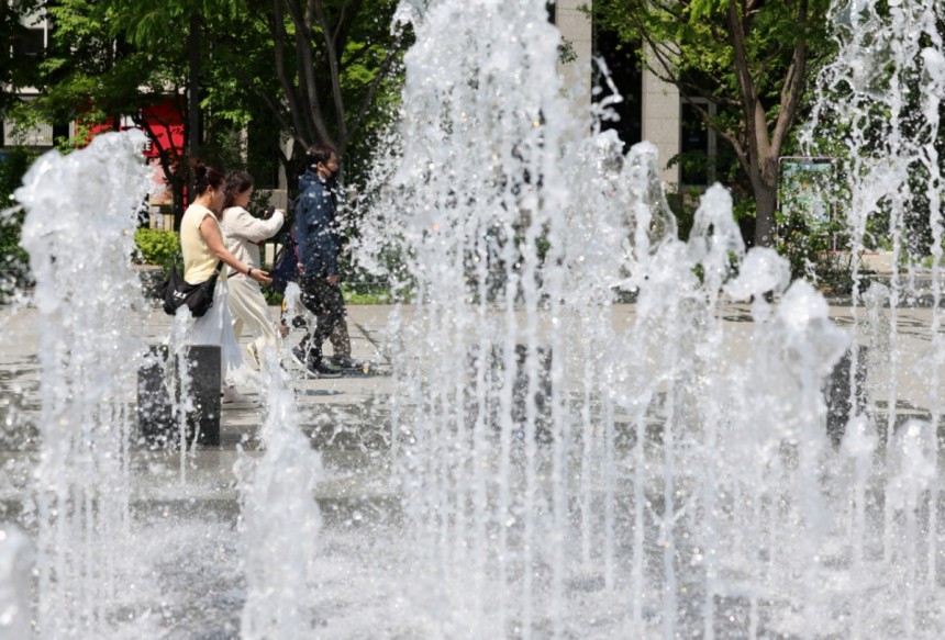 서울 낮 기온이 24도까지 오르며 초여름 날씨를 보인 12일 서울 종로구 광화문광장에 바닥분수가 가동됐다./사진=뉴시스 