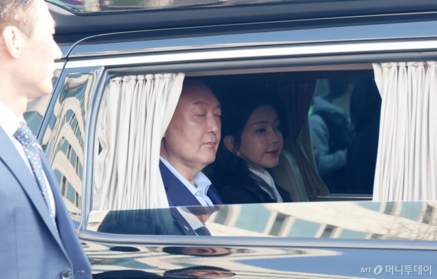 (서울=뉴스1) 김성진 기자 = 윤석열 전 대통령과 김건희 여사가 헌법재판소 파면 결정 후 일주일 만인 11일 오후 서울 용산구 한남동 대통령 관저를 떠나고 있다.(공동취재) 2025.4.11/뉴스1 Copyri