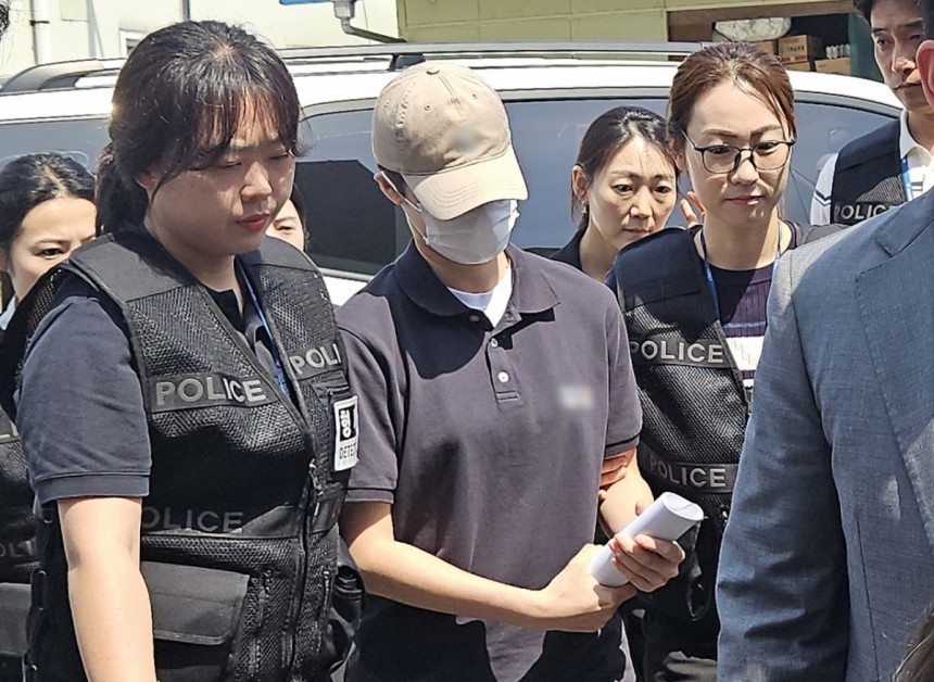육군 12사단 '훈련병 사망' 사건과 관련해 규정을 어긴 군기훈련(얼차려)을 지시한 혐의를 받는 중대장이 지난해 6월 21일 강원도 춘천지법에서 열린 영장실질심사(구속 전 피의자 심문)에 출석하고 있다./사진=뉴스
