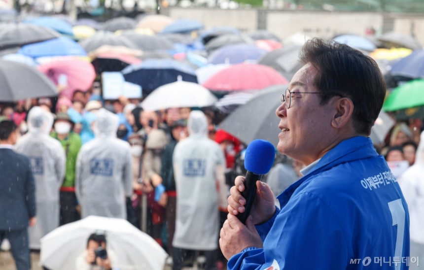 (여수=뉴스1) 안은나 기자 = 이재명 더불어민주당 대통령 후보가 '이순신 호국 벨트' 유세차 15일 오후 전남 여수시 이순신 광장을 찾아 지지를 호소하고 있다. (공동취재) 2025.5.15/뉴스1  Copyrig