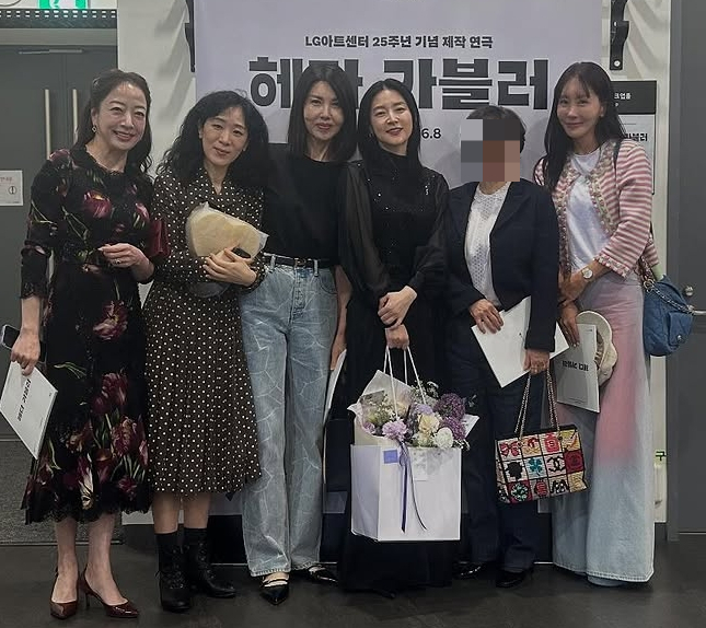 <b>김정은</b>, <b>노현정</b> 백지연과 연극 관람…<b>이영애</b> 옆 화려한 <b>인맥</b> '눈길'