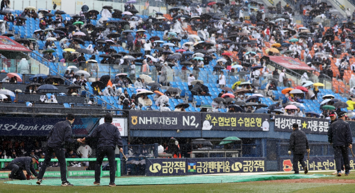 요란하게 쏟아지는 비…<b>프로야구</b> 5경기 모두 <b>취소</b>, 내일 <b>더블헤더</b>